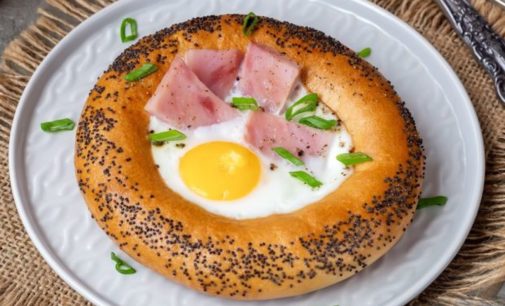Рецепт для холостяка:  Необычная яичница в бублике