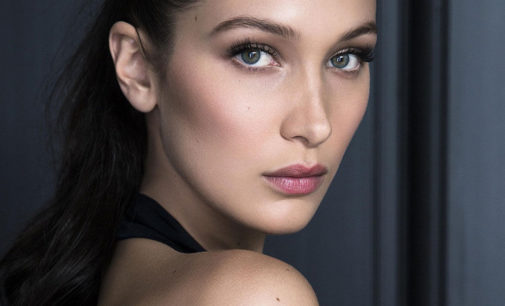 «Нужно сплотиться»: Белла Хадид с голой грудью призвала людей защититься от коронавируса дома