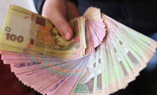 Украинцам на время карантина доплатят по 300 гривен: кто получит помощь