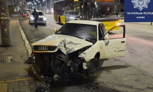 ДТП с пьяным водителем: В Киеве авто Audi протаранило забор  