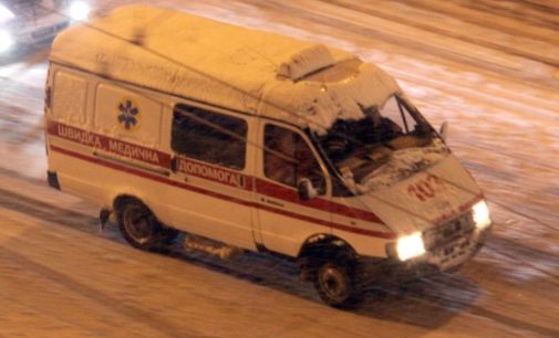 На детской площадке в Киеве подрались пьяные мужчины: одного раненого госпитализировали
