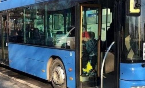 В Днепре водитель автобуса придавил ребенка дверью