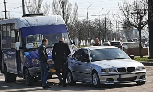 В Николаеве маршрутка врезалась в BMW 