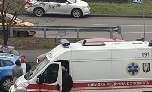 На Осокорках в Киеве медик частной клиники не помог на улице парню в конвульсиях