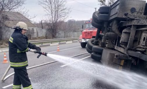 В Черкасской области перевернулась цистерна: на дорогу вылилось молоко