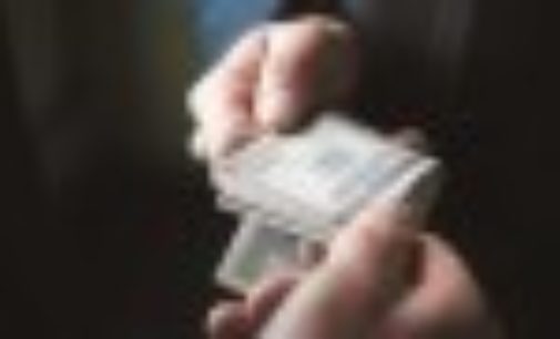 Суд оставил на свободе задержанного на взятке в $50 тыс. фискала