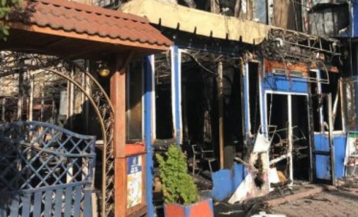 В центре Харькова ночью горело кафе: пламя было выше крыши