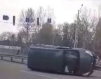 На Киевщине авто влетело в отбойник и перевернулось