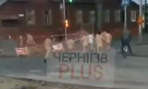 Голые жители Чернигова устроили пробег во время карантина