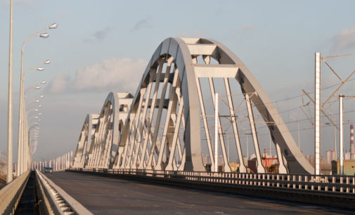 В Киеве на мосту у внедорожника на ходу оторвалось колесо