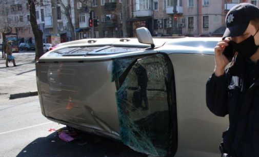  Удар в бок: в Одессе на перекрестке перевернулся внедорожник Toyota