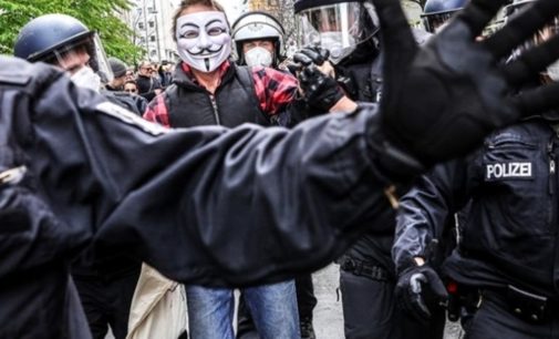 В Берлине на акции протеста против ограничений из-за коронавируса задержали более 100 человек