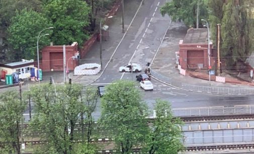 В поминальное воскресенье на столичном кладбище заметили много автомобилей: что происходит