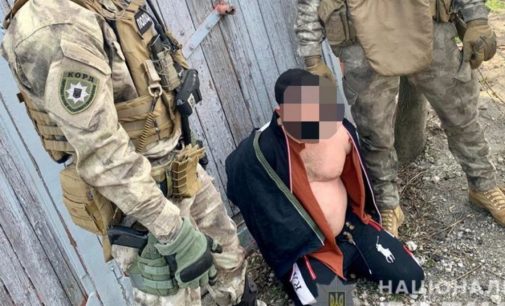 В Днепре КОРД задержал лидера ОПГ и его сообщника: изъяты автомобили-двойники с поддельными номерами и оружие