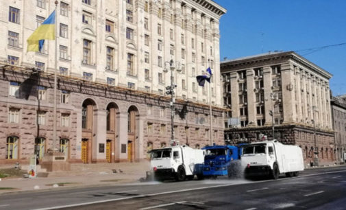 Дезинфекция центральных улиц: бойцы Нацгвардии с помощью водометов помыли Крещатик