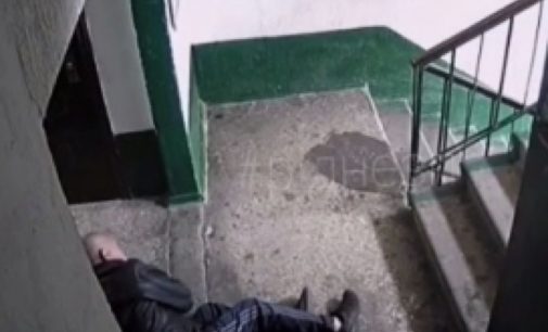 В Запорожье двое неизвестных ограбили старика в подъезде его дома