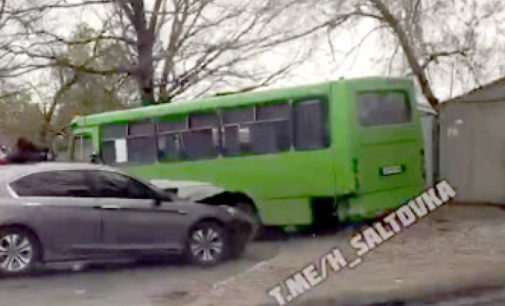 В Харькове легковушка врезалась в маршрутку