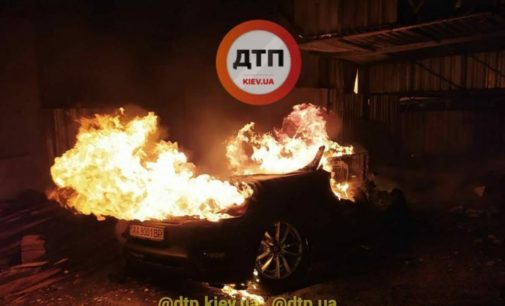 «Смерть внедорожника»: В Киеве сгорело авто Land Rover Sport