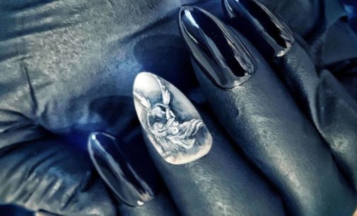 «Целлофановый маникюр» набирает популярность у модниц во время карантина