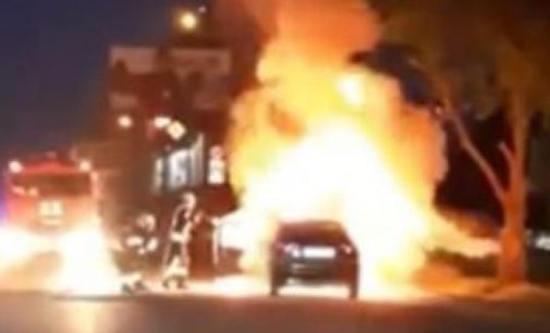 В Херсоне сгорел автомобиль на светофоре