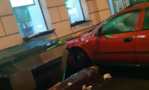 В Харькове иномарка врезалась в дом