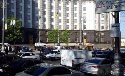 Под Кабмином начались столкновения