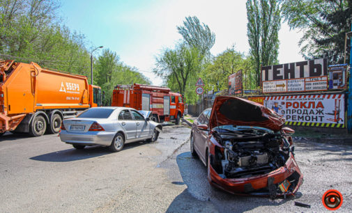 Пятеро пострадавших: В Днепре столкнулись Mercedes и Volkswagen
