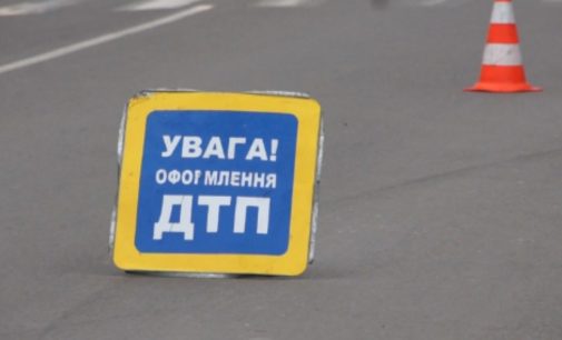 ДТП под Днепром: «Москвич» врезался в дерево, водителя из авто извлекали спасатели