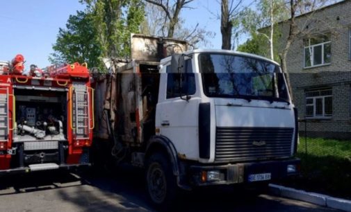 Не уместились на узкой улочке: В Николаеве столкнулись мусоровоз и автомобиль пожарных