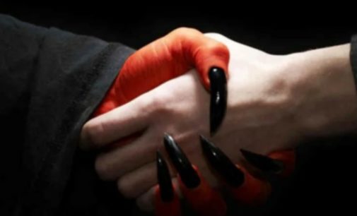 В Сети показали настоящий договор на латыни с подписью Люцифера и других демонов