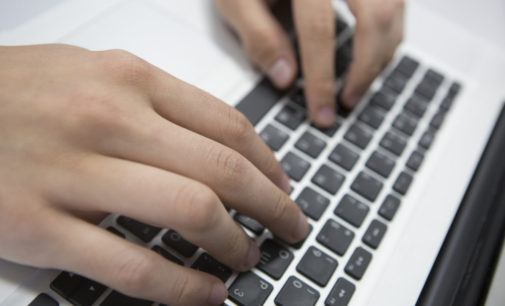 Курьёзы удаленки: учительница в ходе видео-урока невольно засветила полуголого супруга