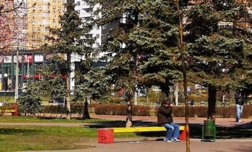 Ужесточение карантина в Киеве: люди выпивают в общественных местах, масок в аптеках нет