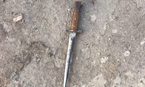 Отважный днепровский коп спас женщину от буяна с ножом