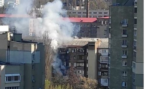 У станции метро «Палац Украина» в Киеве произошел серьезный пожар в многоэтажке