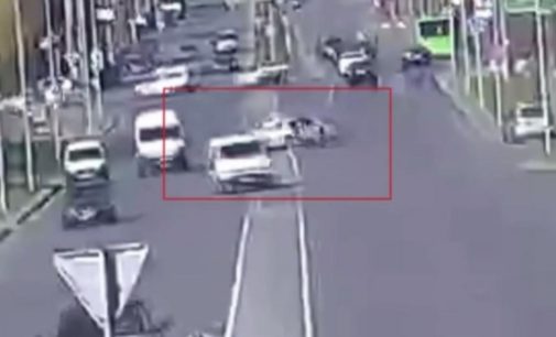 Опубликовано видео ДТП из Винницы, где водитель Jaguar сбил мотоциклиста