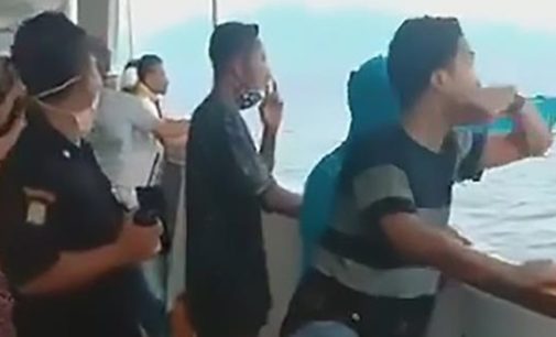 Из-за коронавируса пассажиры парома попрыгали в море в Индонезии
