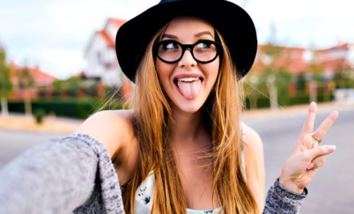 Назван правильный макияж для удачного селфи