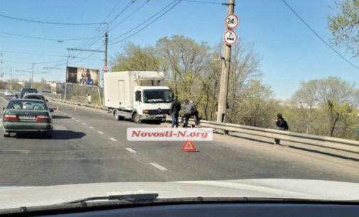 «Оторвало рессору»: в Николаеве на Ингульском мосту грузовик Mercedes врезался в отбойник