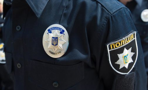 В центре Киева пьяный курьер на мопеде катал подругу по «встречке»