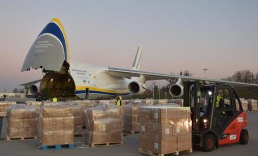Украинский самолет доставил медицинское оборудование в Польшу