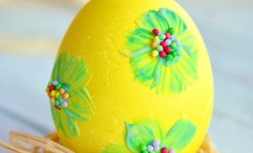 «Без лишних затрат»: Декорирование пасхальных яиц зубной пастой