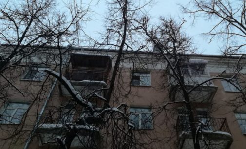 После падения с крыши дома в Запорожье госпитализировали мужчину