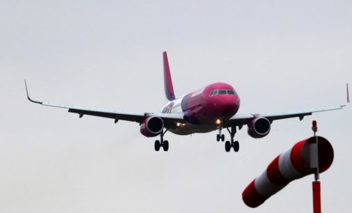 Из-за коронавируса Wizz Air сокращает почти 20% сотрудников и зарплаты