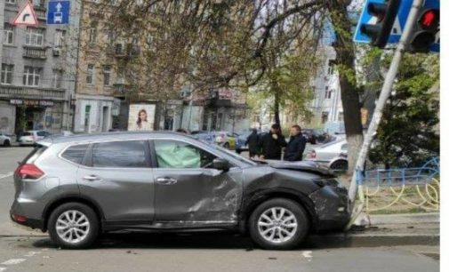 В центре Киева на перекрестке столкнулись Nissan и Mitsubishi  