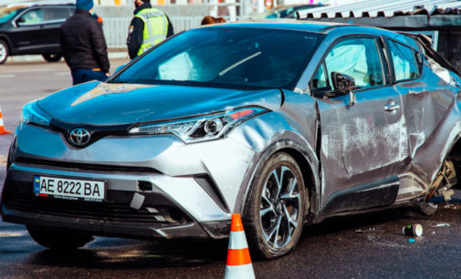 В Днепре столкнулись Toyota и BMW: кроссовер отлетел на ограждение