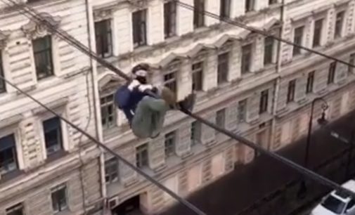Экстремал из Санкт-Петербурга в маске прополз по электропроводу над головами прохожих