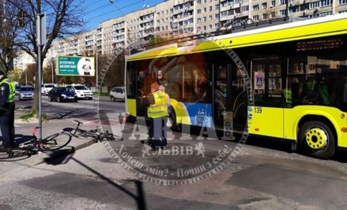Во Львове столкнулись легковушка, велосипедист и троллейбус