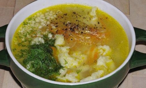 Рецепт дня: Вкусный куриный суп с чесночными галушками