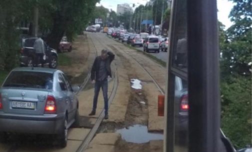  На Подоле в Киеве водитель Skoda застрял в трамвайных путях