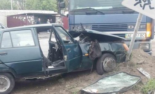 В селе Днепропетровской области пенсионерка на «Славуте» протаранила грузовик, есть пострадавшие